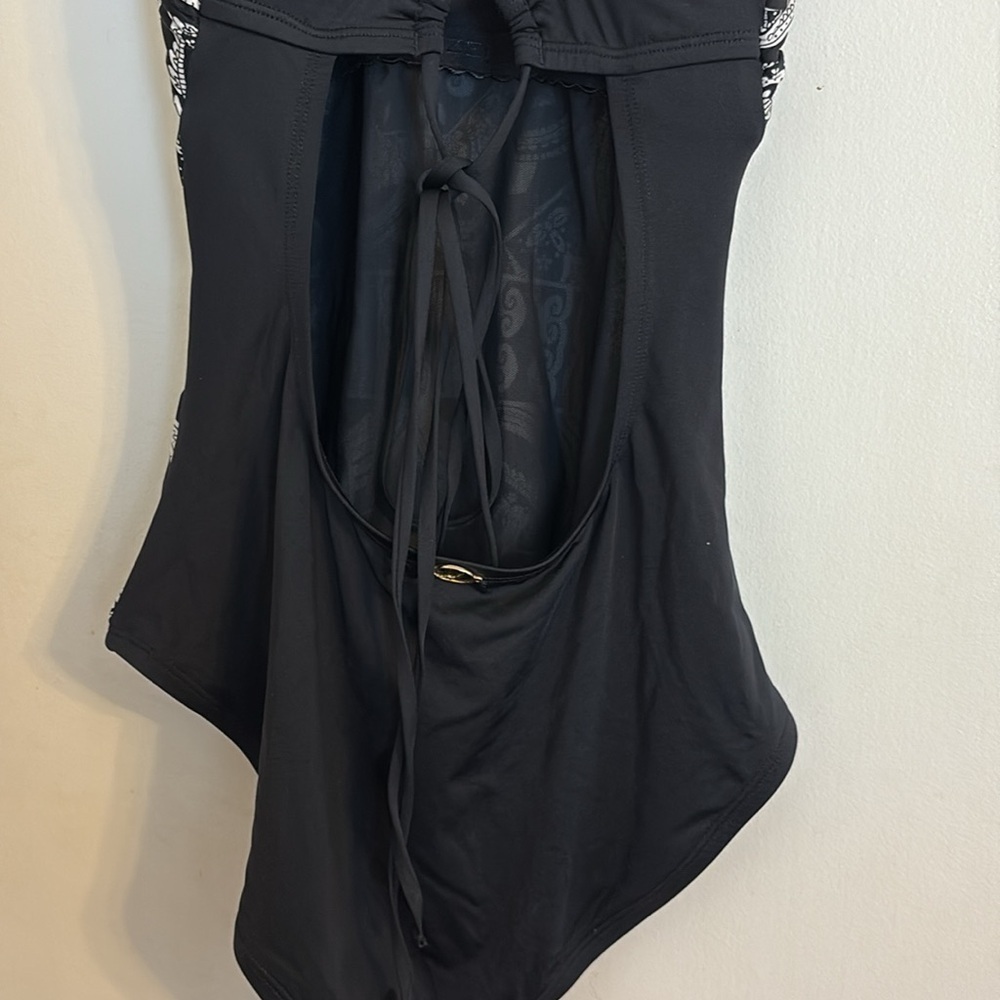 Jantzen black & white medallion black strappy back one-piece bathing suit.size 8 - Picture 8 of 11